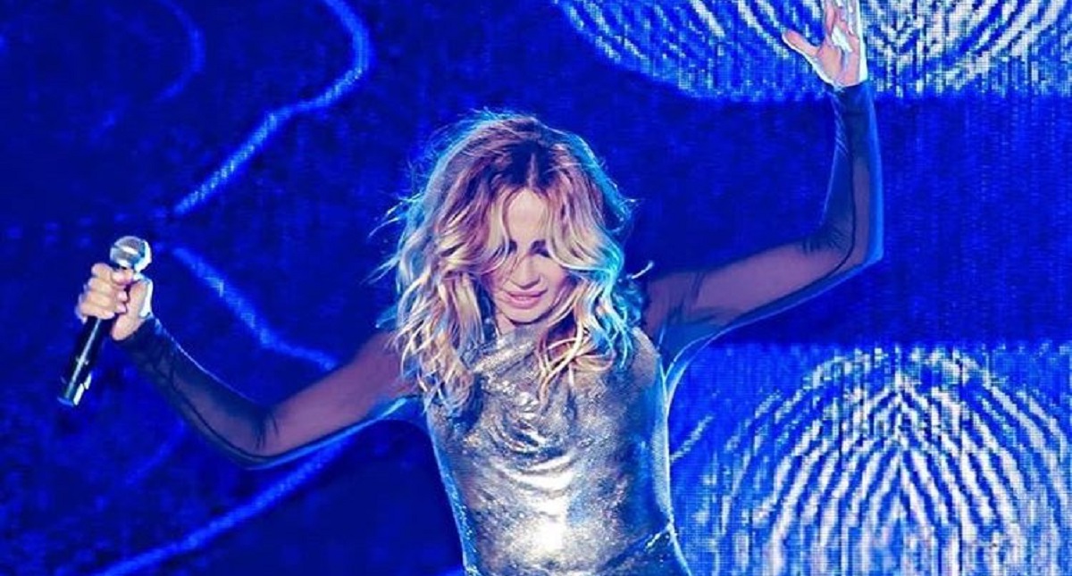 #Video Marta Sánchez termina sin vestido durante concierto