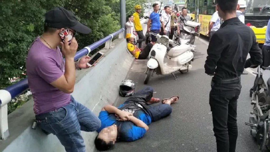 #Video Chino mata a su novia, arrolla motociclistas y apuñala a peatones - mata-a-su-novia-arrolla-motociclistas-y-apunala-a-peatones-en-china