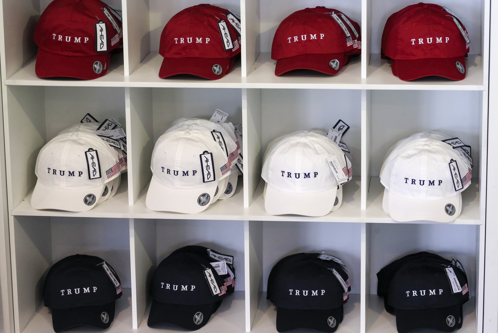 Empleados de la Casa Blanca son acreedores a descuentos en mercancía de Trump - mercanciatrumpint