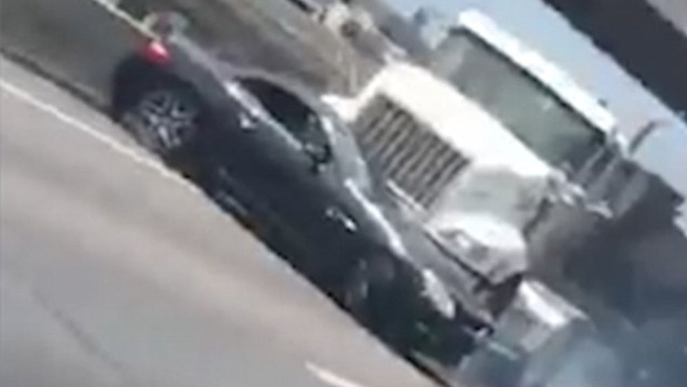 #Video Camión arrastra a coche por más de un kilómetro en Texas