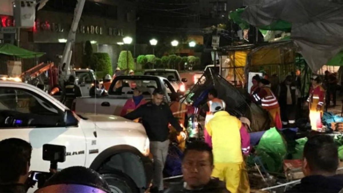 Retiran comercios ambulantes en el Metro Portales