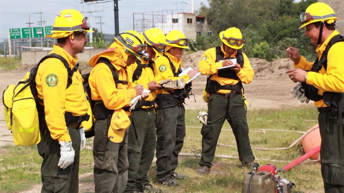 Suman 372 mexicanos que apoyan en combate de incendios en Canadá - mexicanos-incendios-canada2