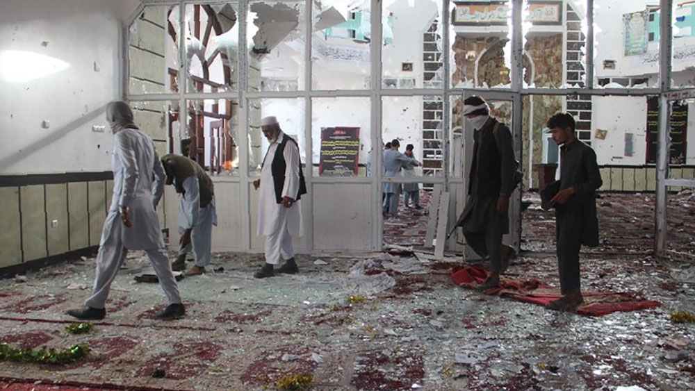 Sube a 35 cifra de muertos tras atentado en mezquita de Afganistán