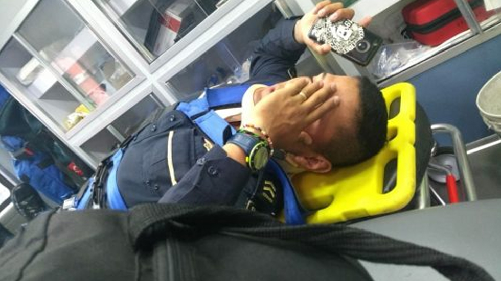 Microbús golpea a patrulla y hiere a policía en Iztapalapa - microbus-iztapalapa-patrulla-2