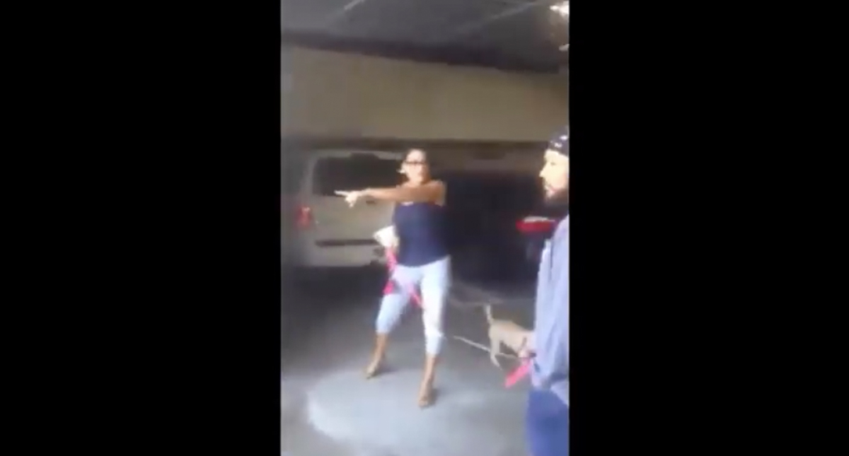 #Video Mujer avienta café caliente a trabajadores latinos