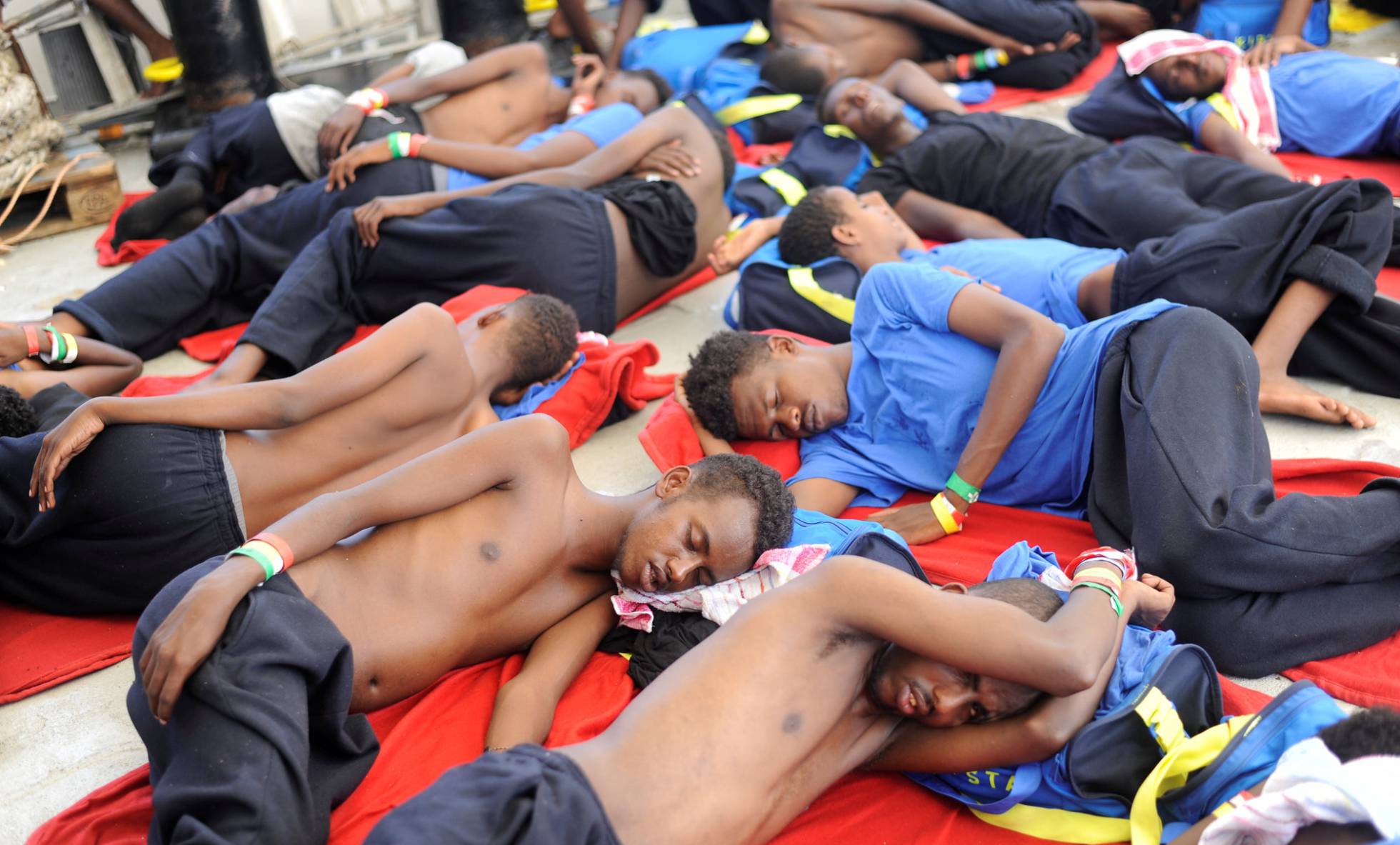 Europa acogerá a 141 migrantes que erraban por el Mediterráneo - migrantes-aquarius-europa