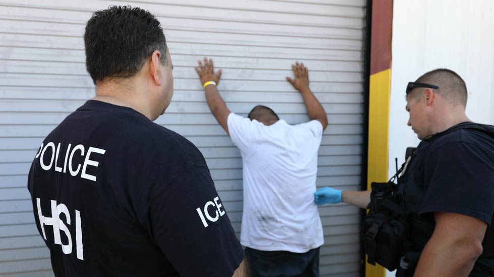 ICE detiene a más de 160 indocumentados en fábrica de Texas - migrantes-texas-ice-detencion-2