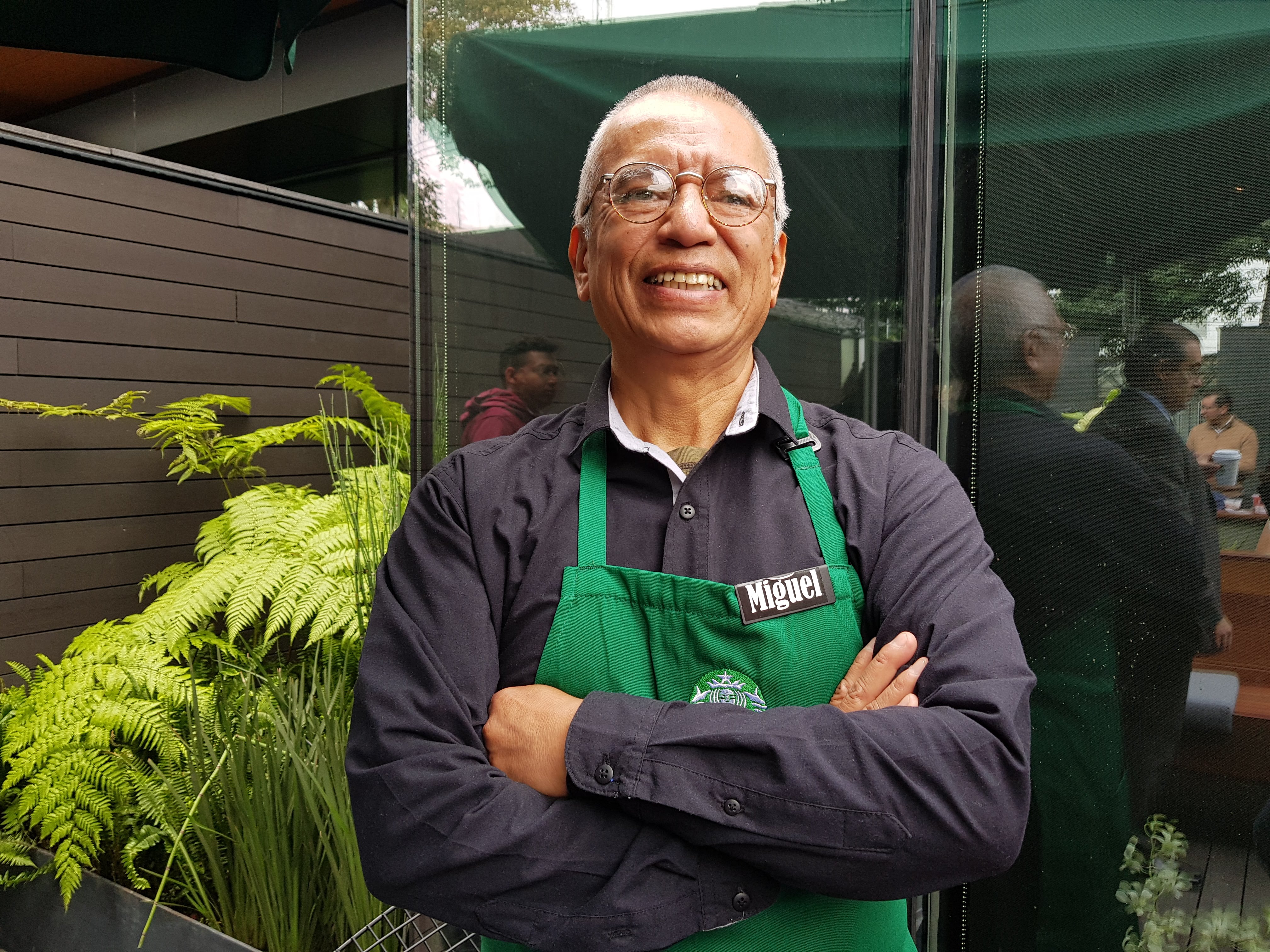 Inaugura Starbucks en México sucursal atendida por adultos mayores - miguel-aingel-martiinez