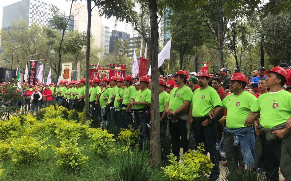 Mineros manifiestan apoyo a Napoleón Gómez Urrutia afuera del Senado - mineros-celebran-llegada-napoleon-gomez-0-130-1024-637