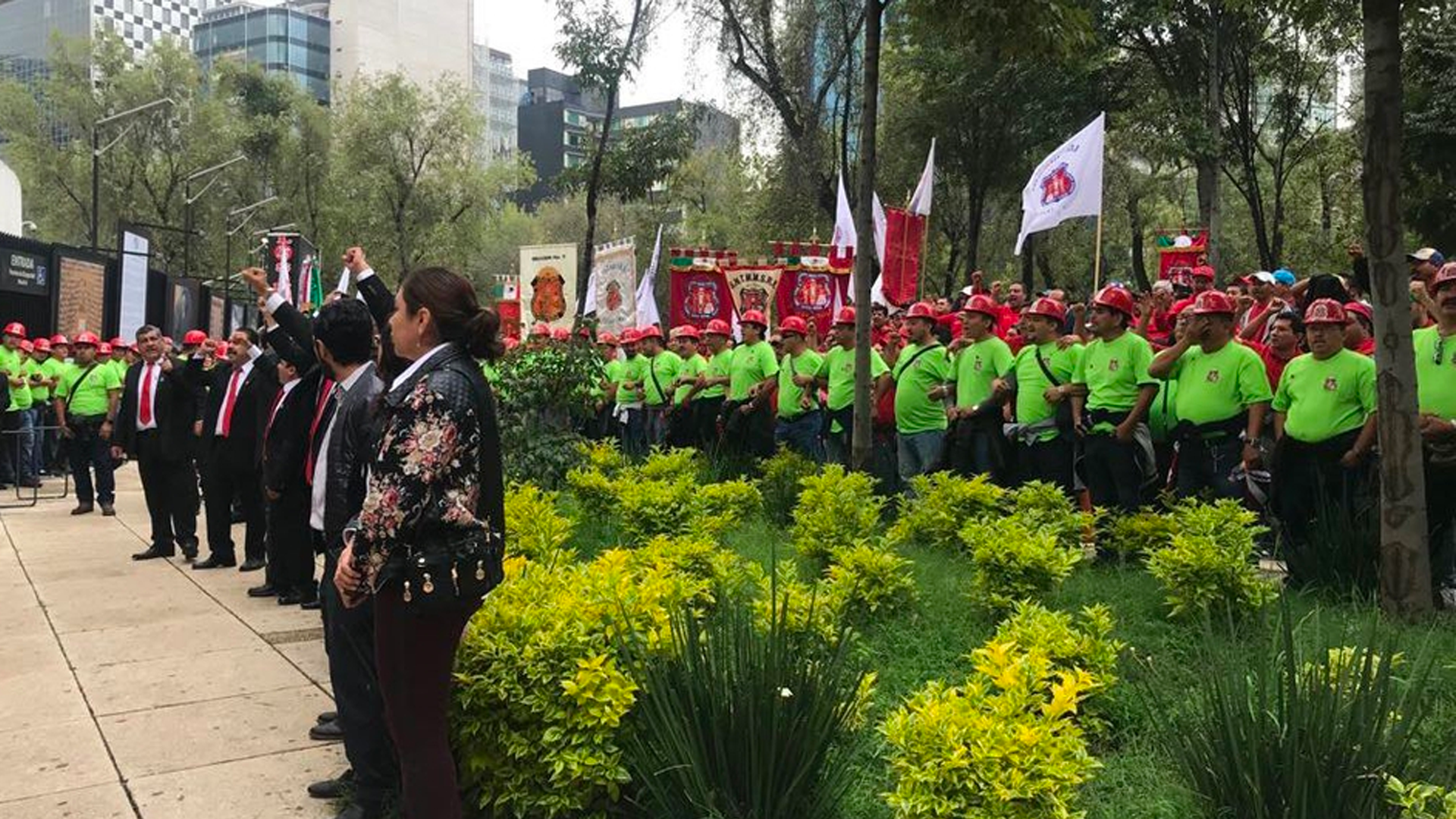 Mineros manifiestan apoyo a Napoleón Gómez Urrutia afuera del Senado Mineros manifiestan apoyo a Napoleón Gómez Urrutia afuera del Senado