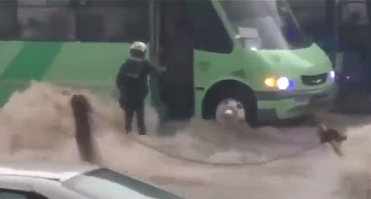 #Video Inundación en la Picacho-Ajusco se lleva a motociclista