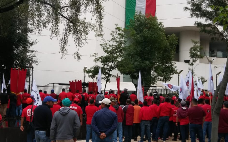 Mineros manifiestan apoyo a Napoleón Gómez Urrutia afuera del Senado - movilizacion-participan-dirigentes-secciones-mineros