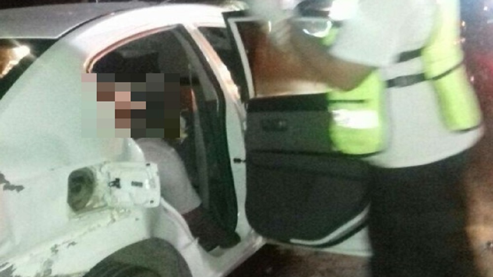 Mueren seis ocupantes de auto al chocar contra tráiler en Guerrero - mueren-seis-ocupantes-de-auto-al-chocar-contra-trailer-en-carretera-de-guerrero