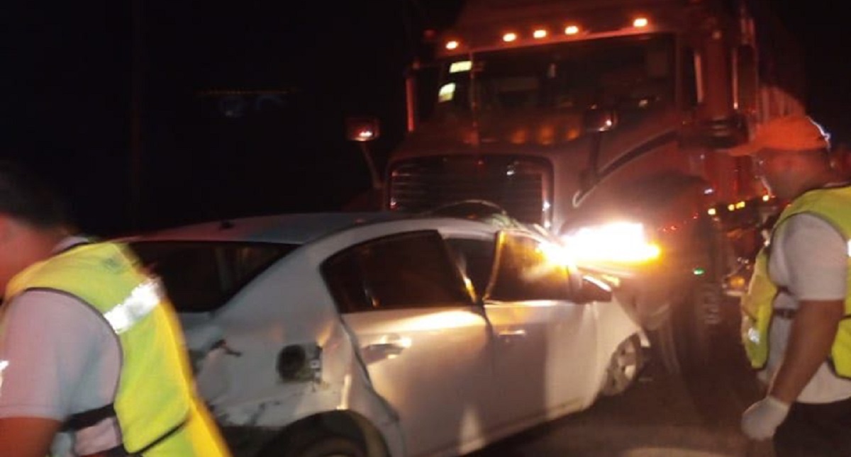 Mueren seis ocupantes de auto al chocar contra tráiler en Guerrero