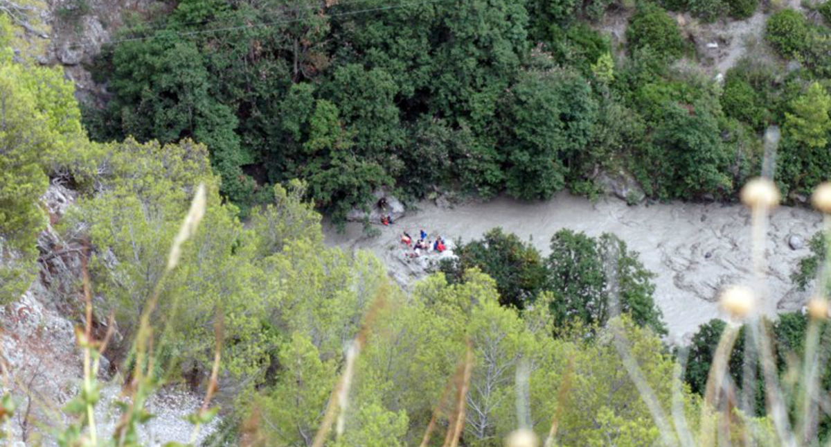 Mueren 10 personas por crecida de río en Italia