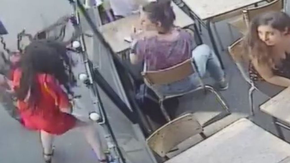 Francia aprueba ley contra acoso tras caso de mujer golpeada en la calle