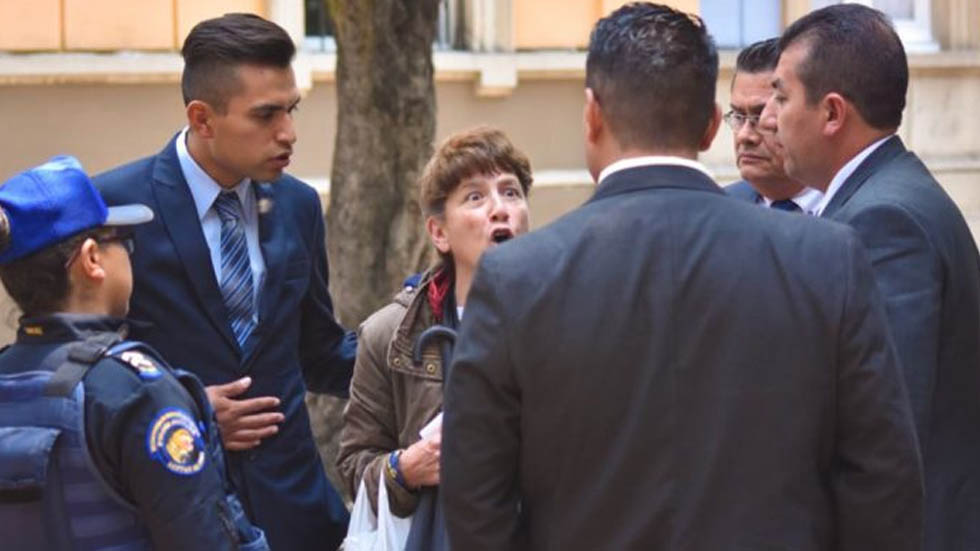 Mujer evade seguridad para pedir protección a López Obrador Mujer evade seguridad para pedir protección a López Obrador