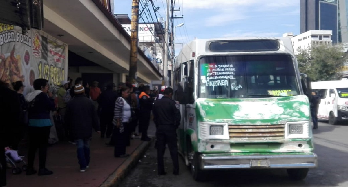 Mujer con bebé en brazos muere atropellada por microbús