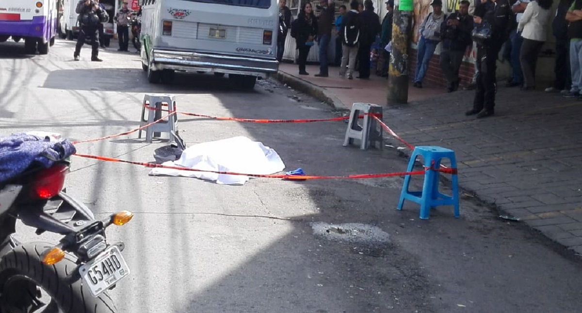 Mujer con bebé en brazos muere atropellada por microbús - mujer-con-bebe-en-brazos-muere-atropellada-por-microbus