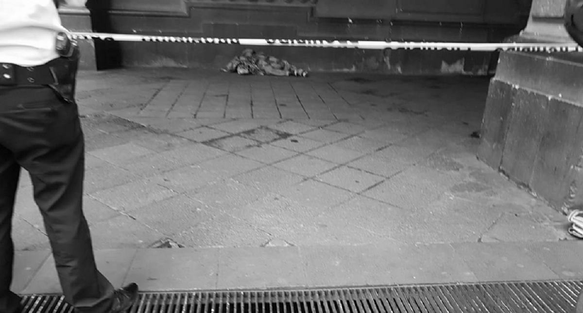 Mujer indigente muere en la Plaza de la Constitución - mujer-pierde-la-vida-en-la-plaza-de-la-constitucion