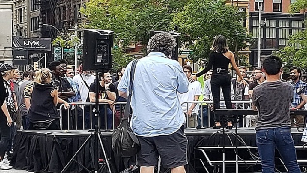 Mujer reúne a decenas de hombres para "Juegos del Hambre" por su amor - mujer-reune-a-decenas-de-hombres-para-juegos-del-hambre-por-su-amor