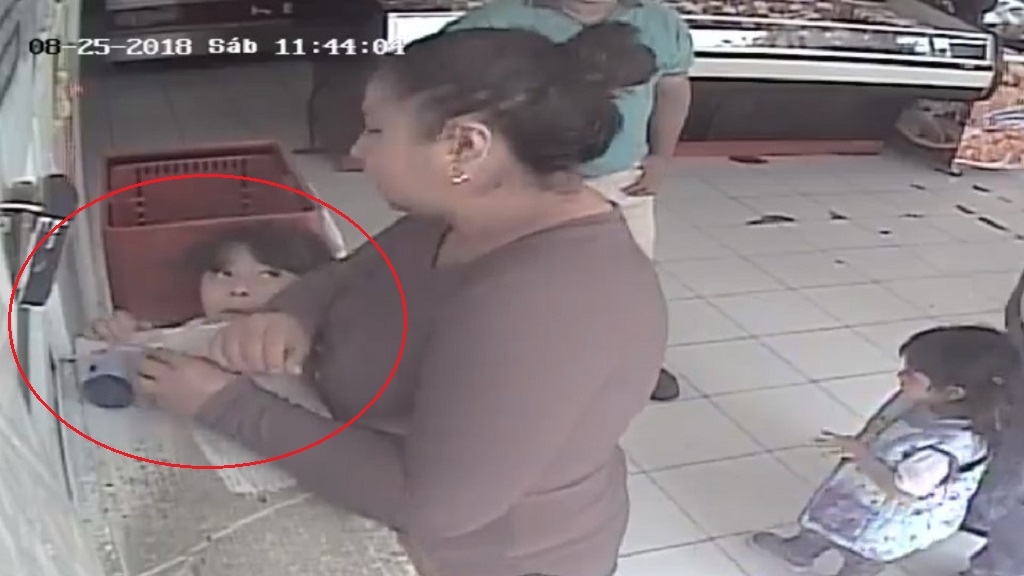 #Video Mujer utiliza a su hija para robar propinas de cochinito