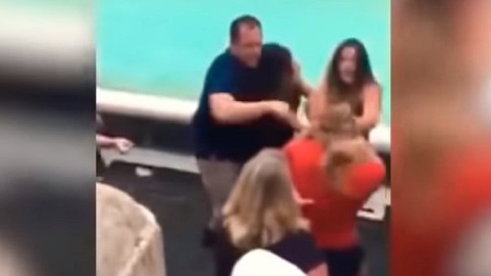 #Video Mujeres pelean por la mejor selfie en la Fontana di Trevi