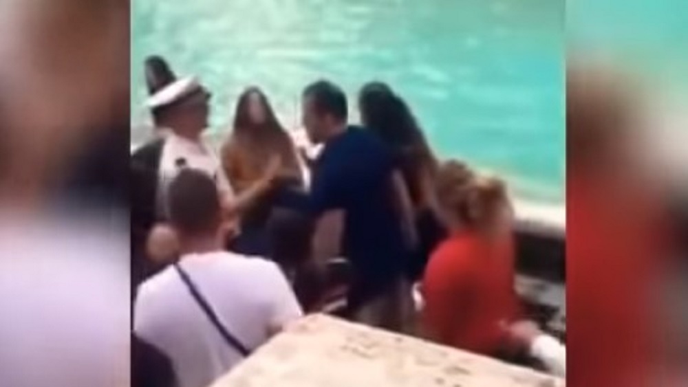 #Video Mujeres pelean por la mejor selfie en la Fontana di Trevi - mujeres-pelean-por-la-mejor-selfie-en-la-fontana-di-trevi