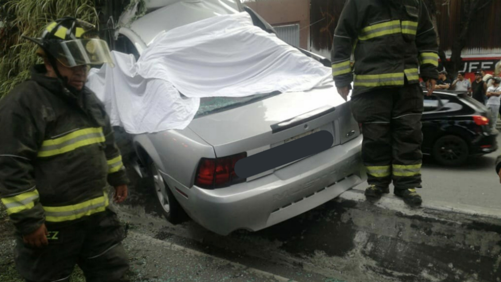 Choque de Mustang en Periférico deja dos muertos