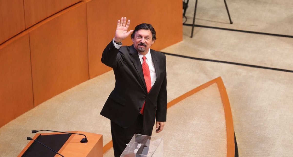 Napoléon Gómez Urrutia rinde protesta como senador