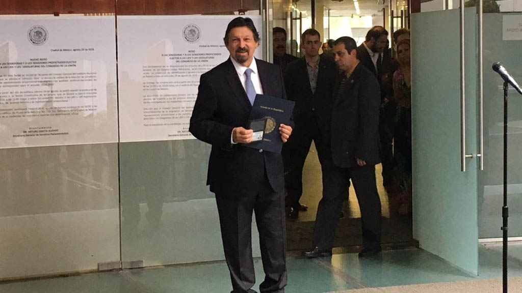 Gómez Urrutia reaparece en México para registrarse como Senador