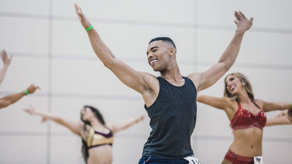 Listos porristas masculinos para hacer historia en la NFL