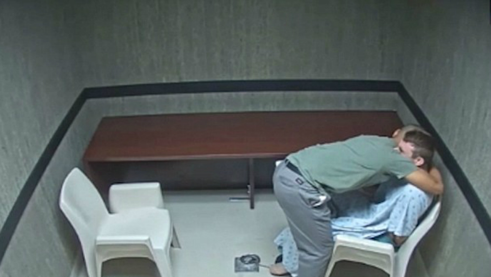 #Video Nikolas Cruz llora en brazos de su hermano tras confesar tiroteo en Parkland