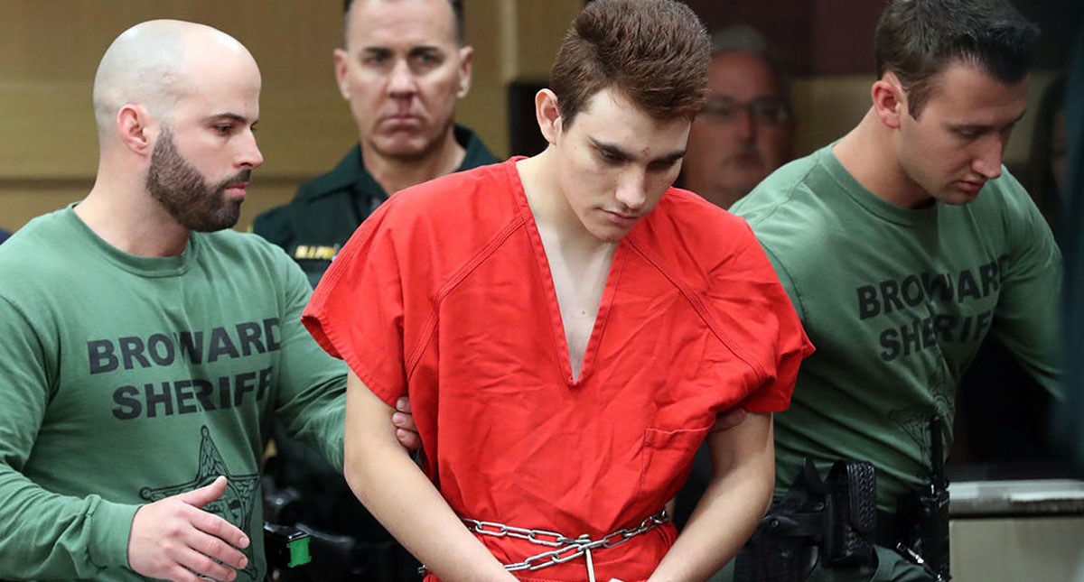 Voz me ordenaba matar, quemar, destruir: asesino de Parkland