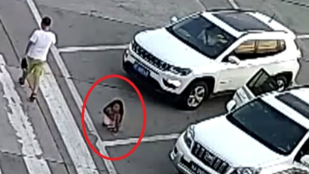 #Video Camioneta arrolla a una niña en China