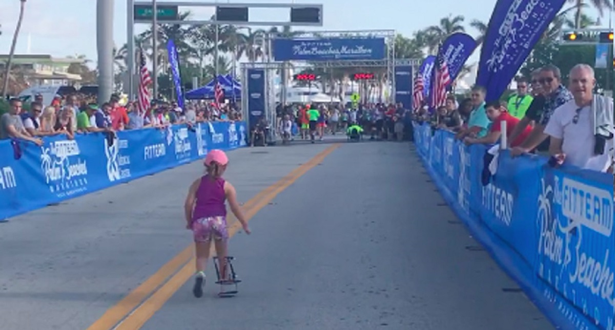 Niña con discapacidad en la pierna termina carrera de cinco km - nina-con-discapacidad-en-la-pierna-termina-carrera-de-cinco-km