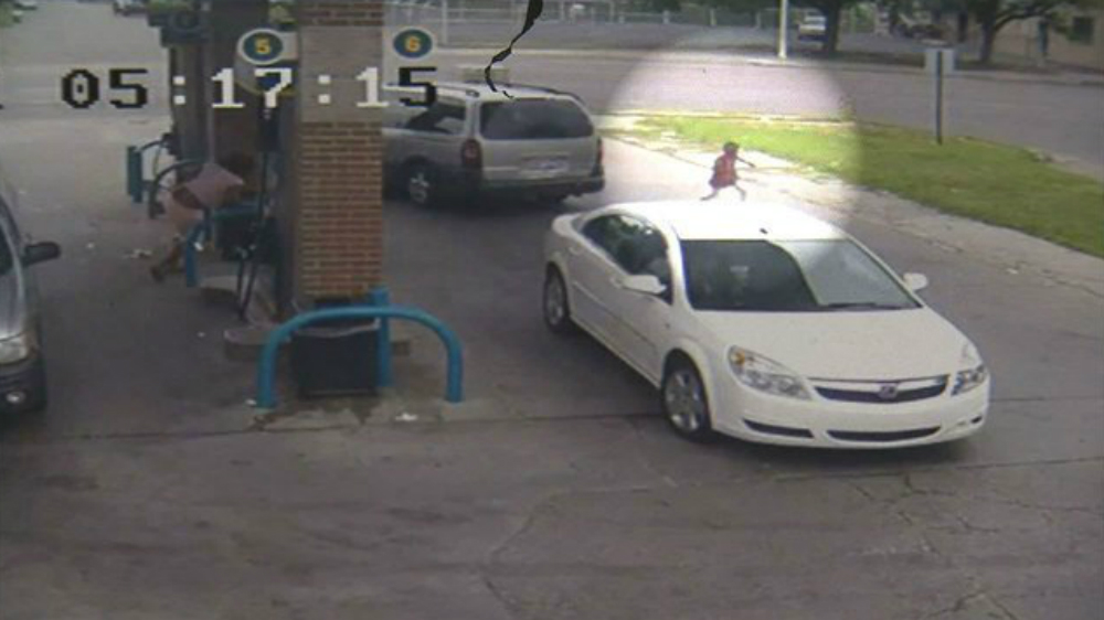 #Video Niña escapa de camioneta justo antes de que la robaran