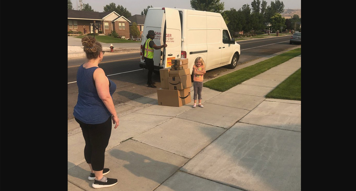 Niña ordena casi 7 mil pesos en juguetes en Amazon sin permiso