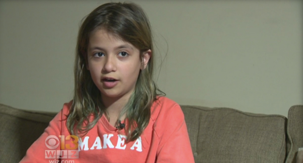 Hillary Clinton apoya a niña que se arrodilla durante el himno nacional en su escuela