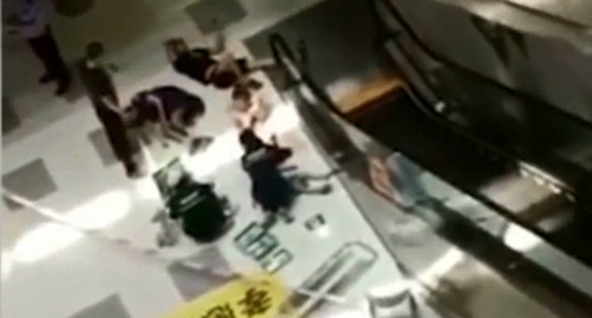 #Video Niño cae de cuarto piso por jugar en escalera eléctrica