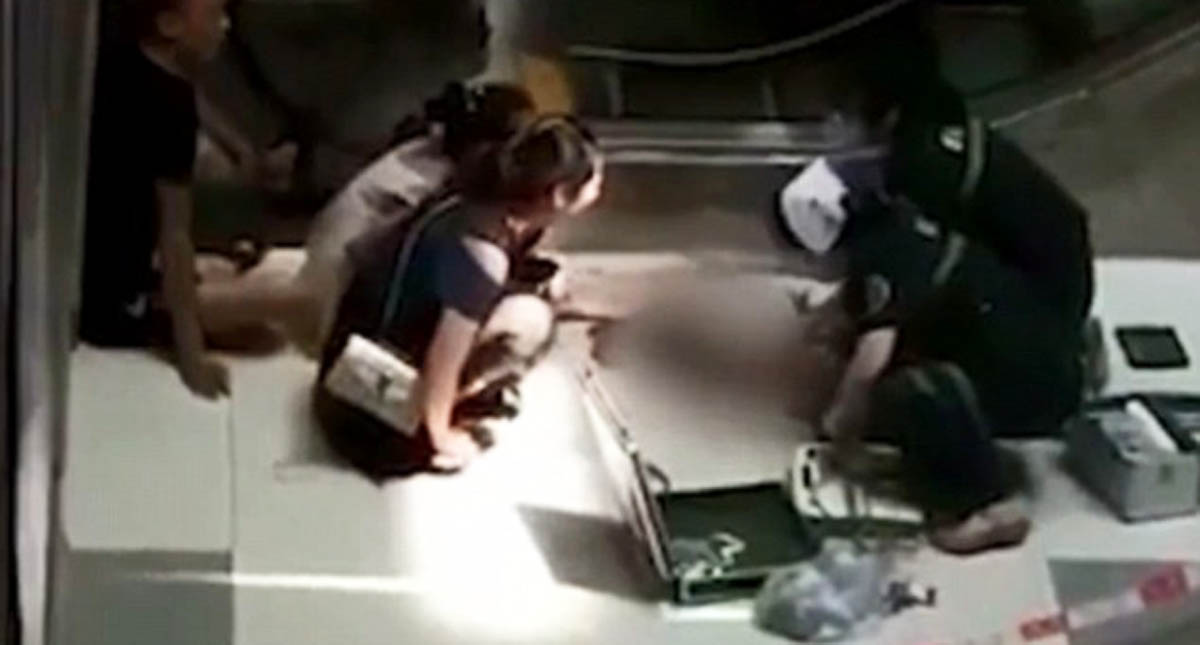 #Video Niño cae de cuarto piso por jugar en escalera eléctrica - nino-cae-de-cuarto-piso-por-jugar-en-escaleras-electricas