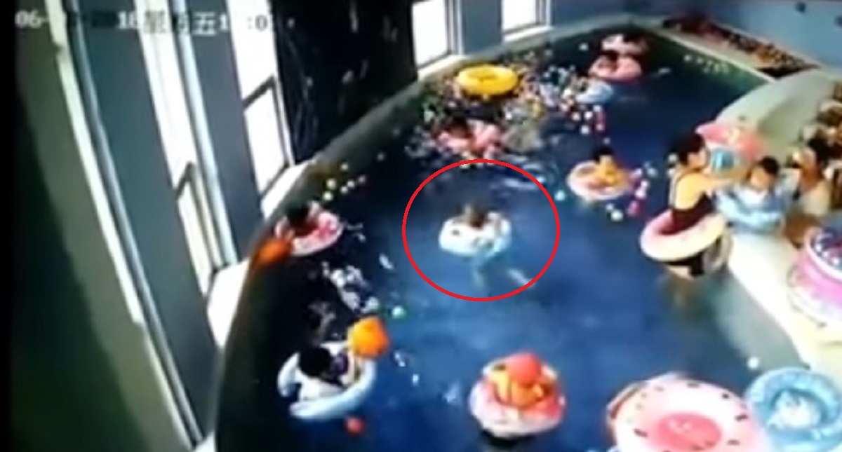 #Video Niño pasa dos minutos debajo del agua sin que nadie lo ayude