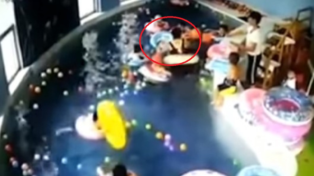 #Video Niño pasa dos minutos debajo del agua sin que nadie lo ayude - nino-casi-se-ahoga-en-kinder-de-china