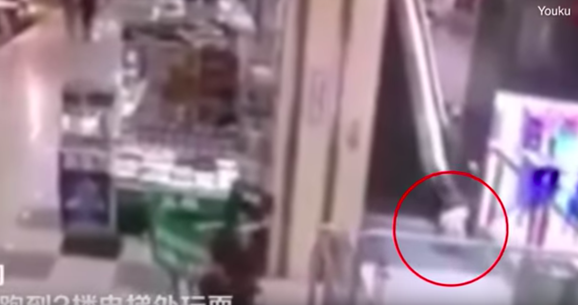 #Video Niño muere al caer de escalera eléctrica en China