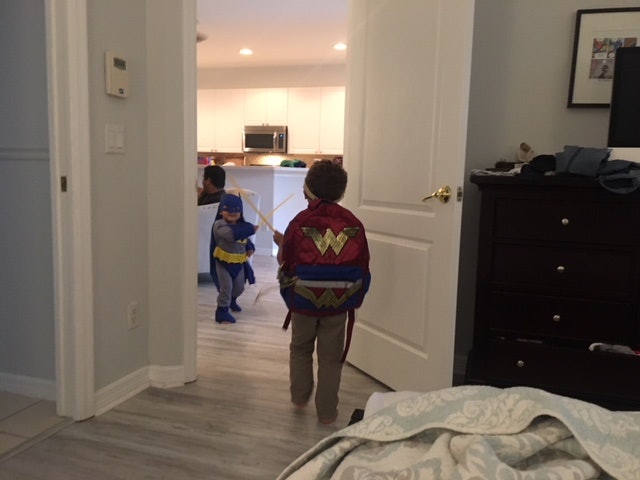 Gal Gadot aplaude a niño que usa mochila de la Mujer Maravilla - nino-wonder-woman-mujer-maravilla-2