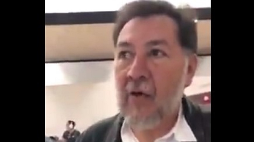 #Video Empresario confronta a Noroña por usar sala VIP de aerolínea