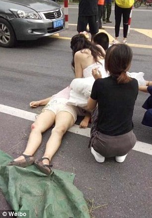 Mujer vestida de novia brinda reanimación cardiopulmonar a anciana - novia-china-2