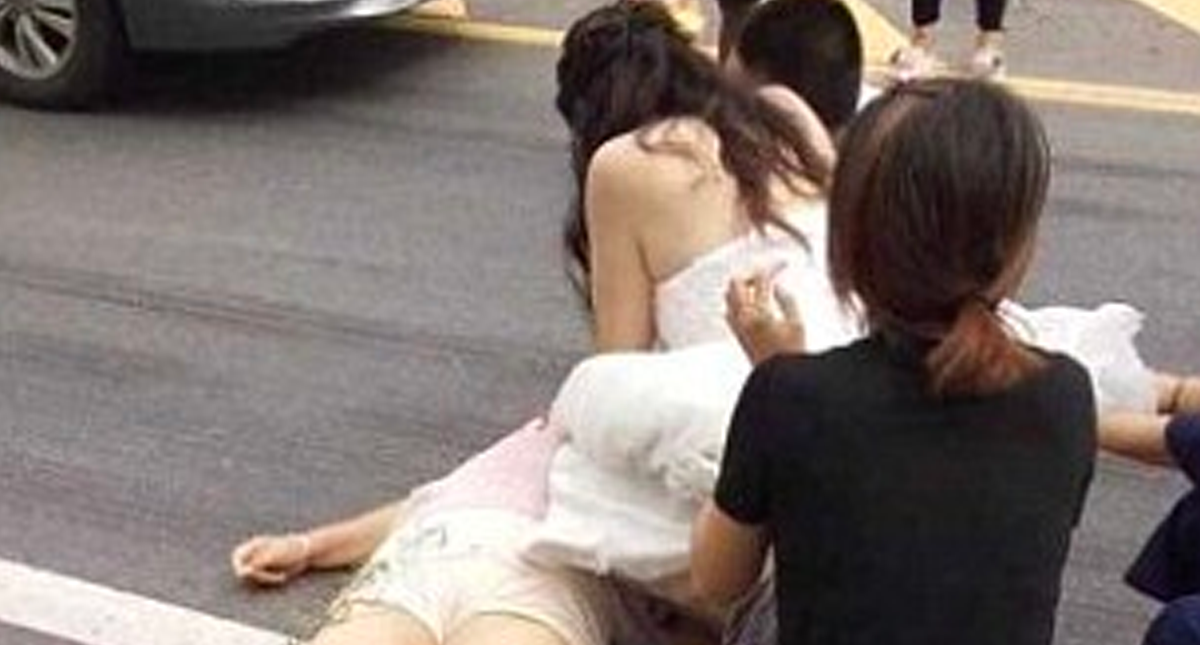 Mujer vestida de novia brinda reanimación cardiopulmonar a anciana