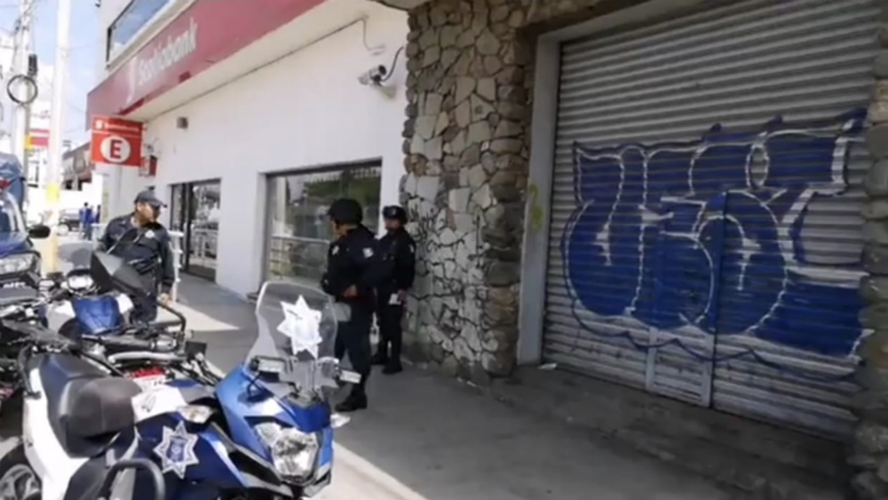 Sujetos abren boquete para robar un banco en Oaxaca