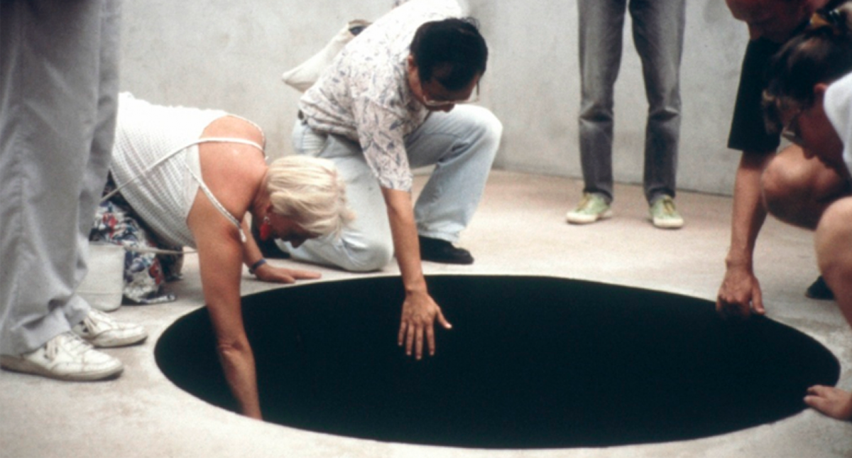 Hospitalizan a visitante tras caer en obra de Anish Kapoor